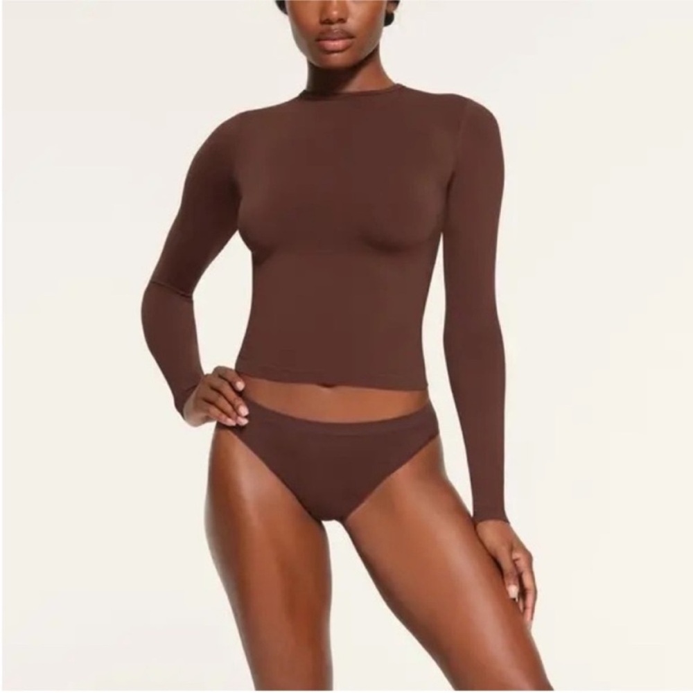 Skims Long Sleeve Top in Cocoa